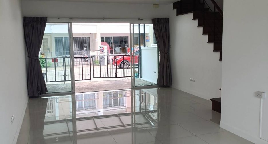 For rent 3 bedrooms townhouse in Lat Phrao, Bangkok