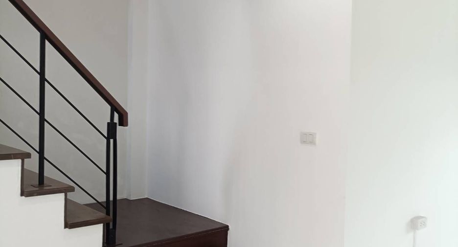 For rent 3 bedrooms townhouse in Lat Phrao, Bangkok