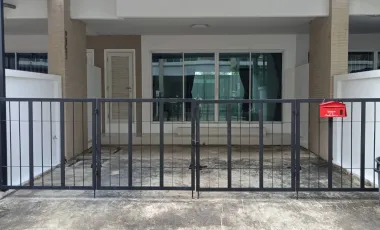 For rent 3 bedrooms townhouse in Lat Phrao, Bangkok