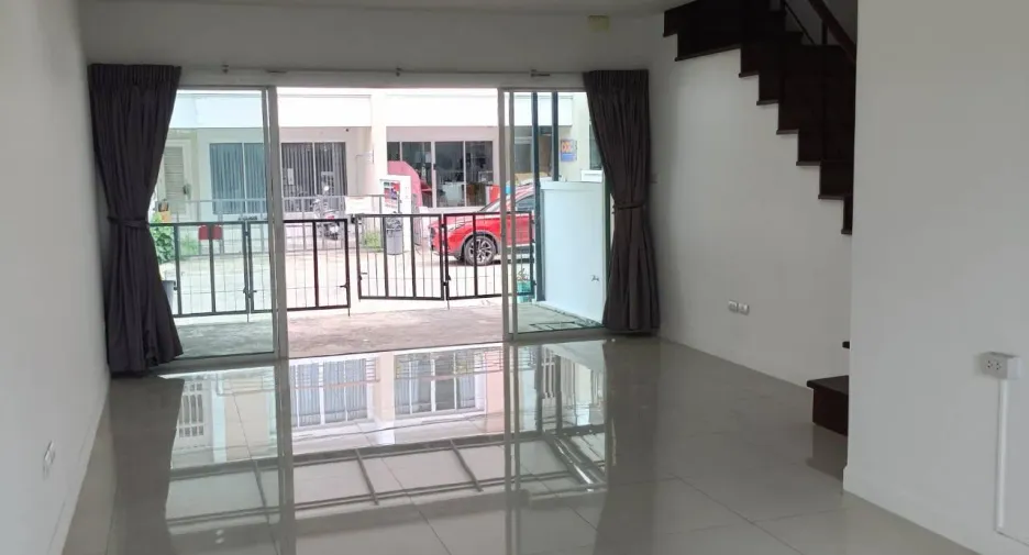 For rent 3 bedrooms townhouse in Lat Phrao, Bangkok