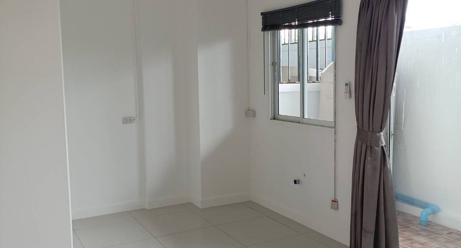 For rent 3 bedrooms townhouse in Lat Phrao, Bangkok
