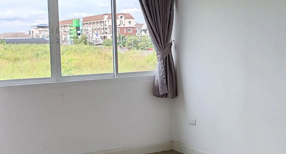 For rent 3 bedrooms townhouse in Lat Phrao, Bangkok