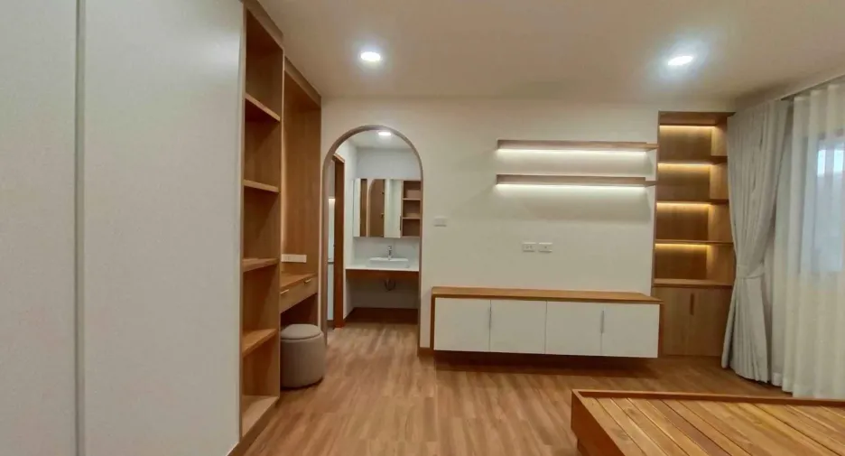 For rent 5 bedrooms house in Sai Mai, Bangkok