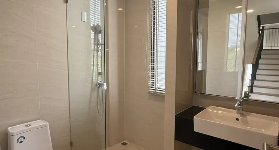 For rent 3 bedrooms townhouse in Mueang Samut Prakan, Samut Prakan