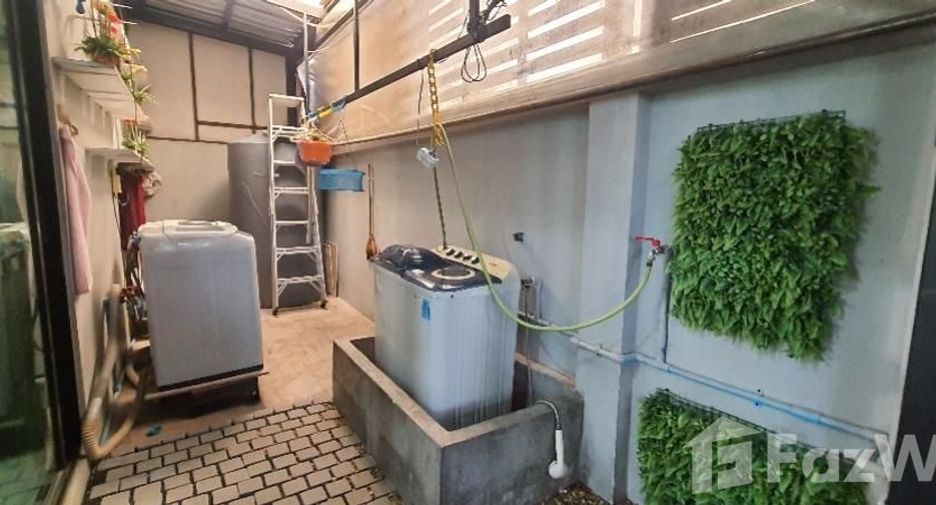 For rent 3 bedrooms townhouse in Bueng Kum, Bangkok