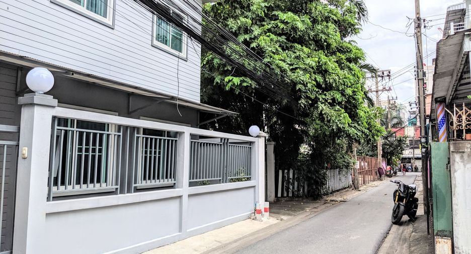 Casa en alquiler de 2 habitaciones en Huai Khwang, Bangkok