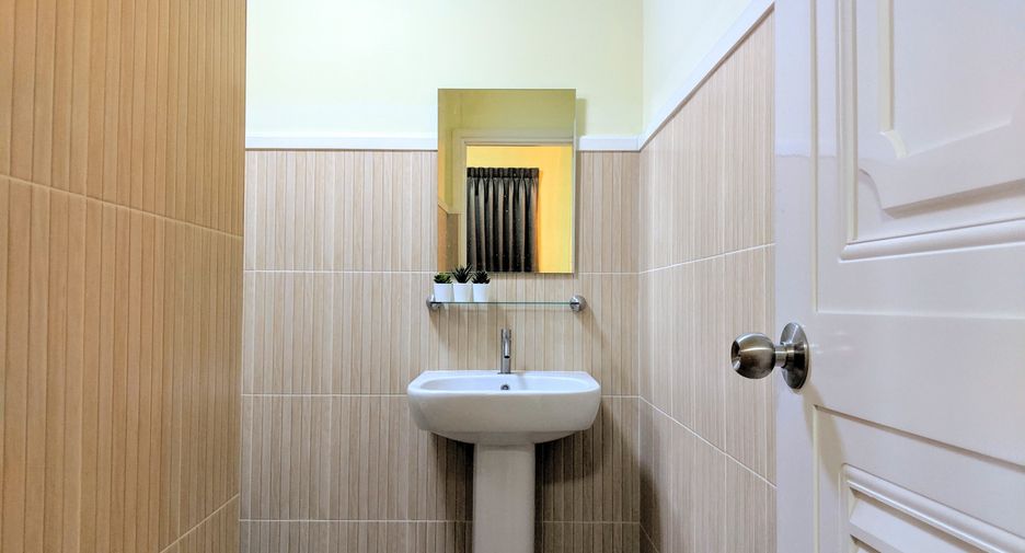 Casa en alquiler de 2 habitaciones en Huai Khwang, Bangkok