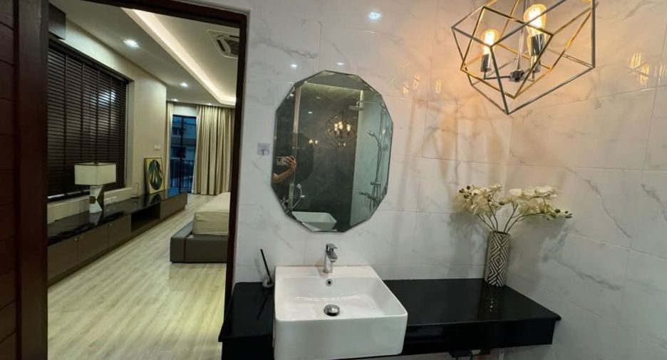 For rent 3 bedrooms townhouse in Lat Phrao, Bangkok