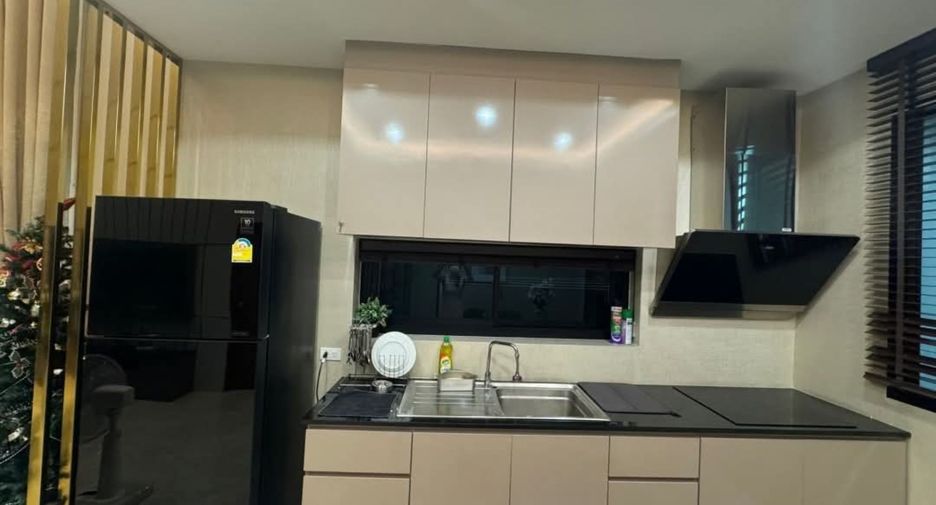 For rent 3 bedrooms townhouse in Lat Phrao, Bangkok