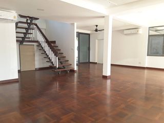 Casa en alquiler de 4 habitaciones en Watthana, Bangkok