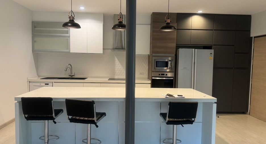 For rent 4 bedrooms house in Watthana, Bangkok