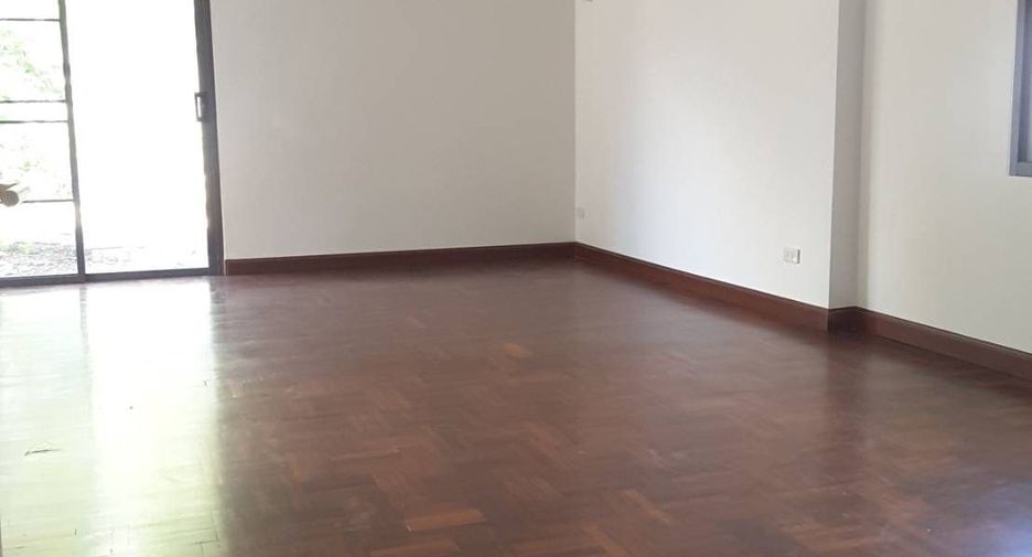 For rent 4 bedrooms house in Watthana, Bangkok