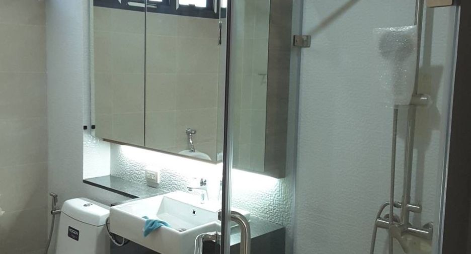 For rent 4 bedrooms house in Watthana, Bangkok