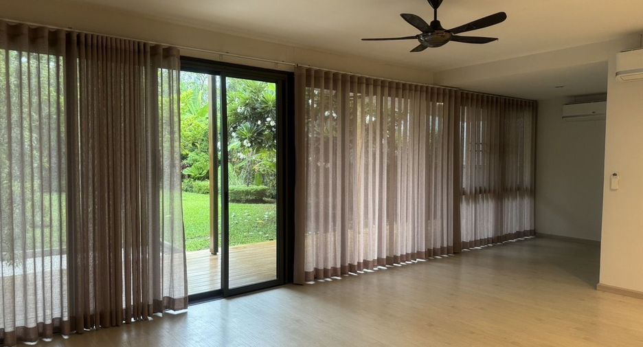For rent 4 bedrooms house in Watthana, Bangkok