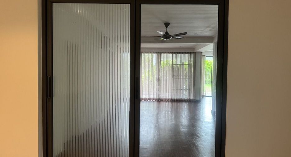 For rent 4 bedrooms house in Watthana, Bangkok