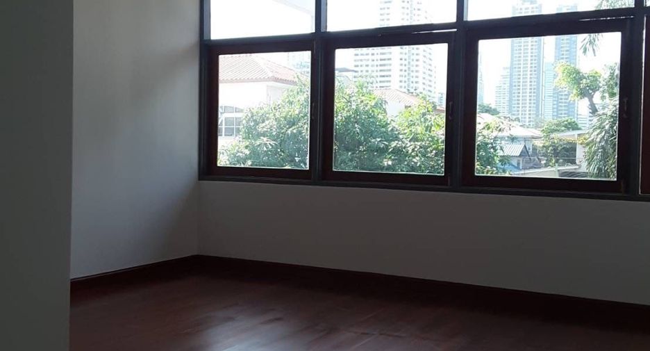 For rent 4 bedrooms house in Watthana, Bangkok