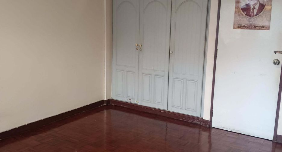 For rent 2 bedrooms townhouse in Bang Na, Bangkok