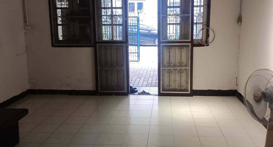 For rent 2 bedrooms townhouse in Bang Na, Bangkok