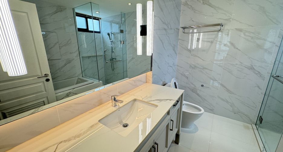 For rent 3 bedrooms apartment in Watthana, Bangkok