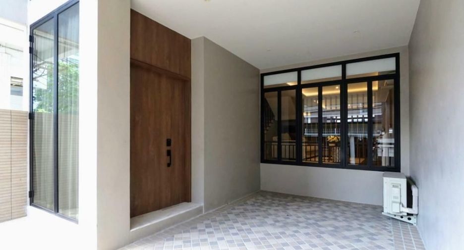 For rent 5 bedrooms townhouse in Khlong Toei, Bangkok