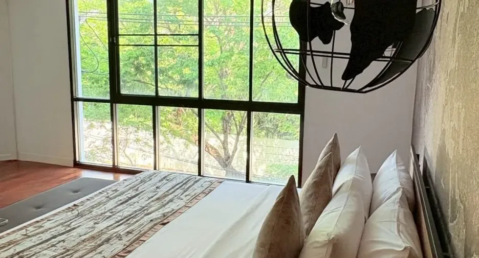 For rent 3 bedrooms apartment in Pathum Wan, Bangkok