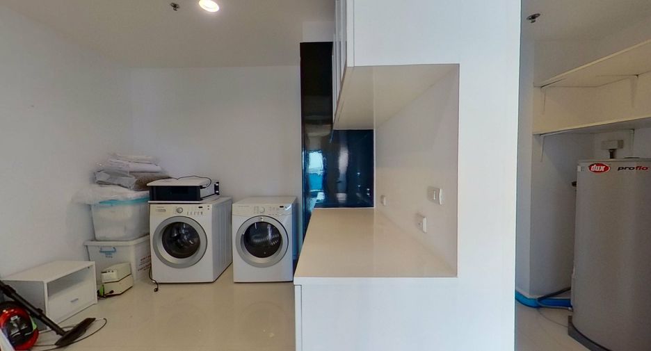 For rent 3 bedrooms condo in Pathum Wan, Bangkok
