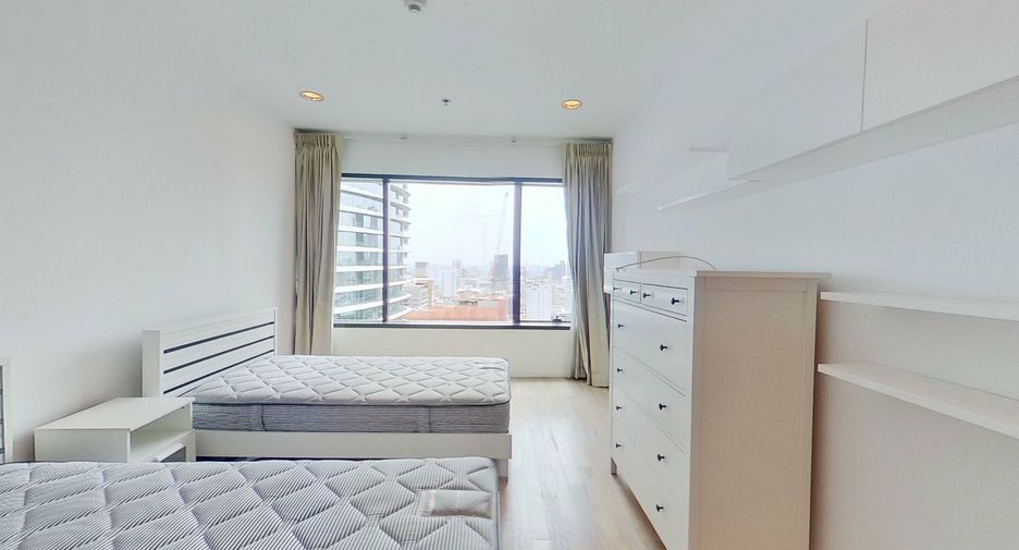 For rent 3 bedrooms condo in Pathum Wan, Bangkok
