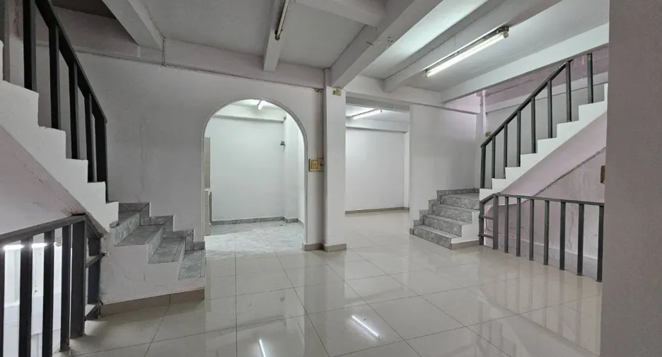 For rent 6 bedrooms retail Space in Bang Kho Laem, Bangkok
