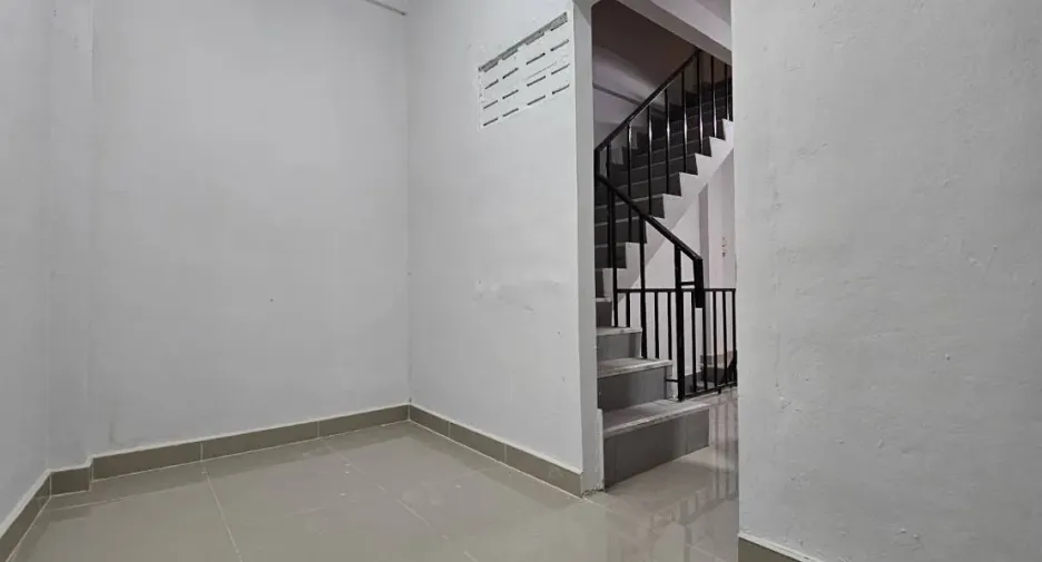 For rent 4 bedrooms retail Space in Bang Kho Laem, Bangkok