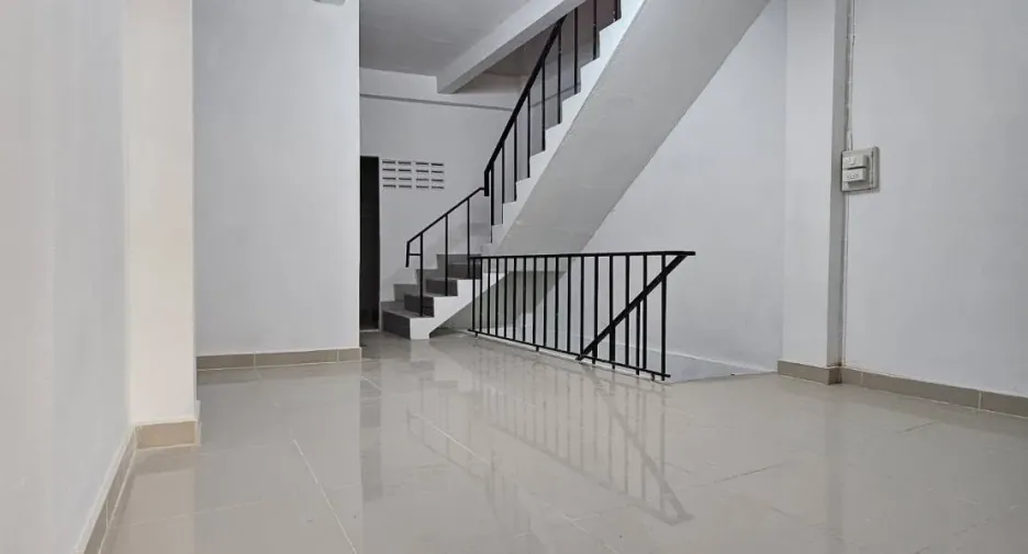 For rent 4 bedrooms retail Space in Bang Kho Laem, Bangkok