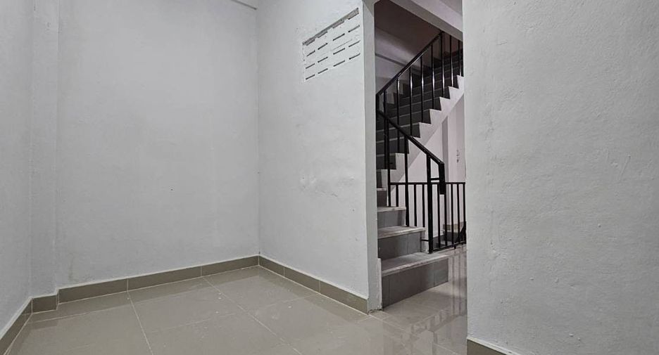 For rent 4 bedrooms retail Space in Bang Kho Laem, Bangkok