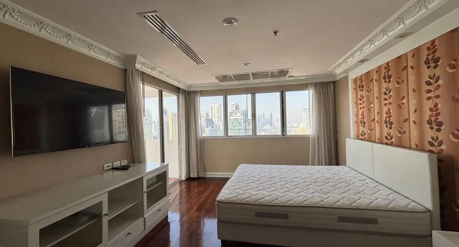 For rent 3 bedrooms condo in Khlong Toei, Bangkok