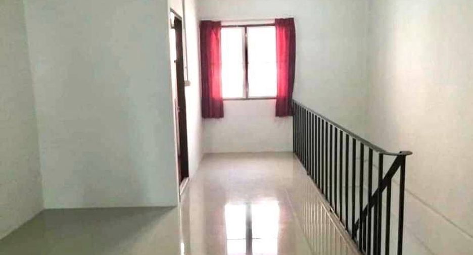 For rent 3 bedrooms townhouse in Bang Na, Bangkok