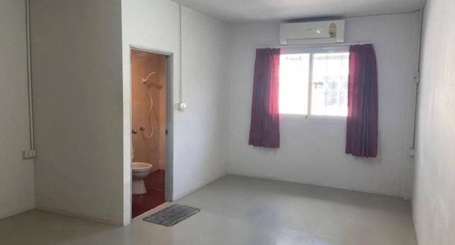 For rent 3 bedrooms townhouse in Bang Na, Bangkok