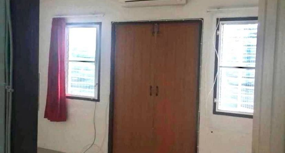 For rent 3 bedrooms townhouse in Bang Na, Bangkok