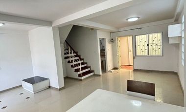 Casa adosada en alquiler de 3 habitaciones en Bang Khen, Bangkok