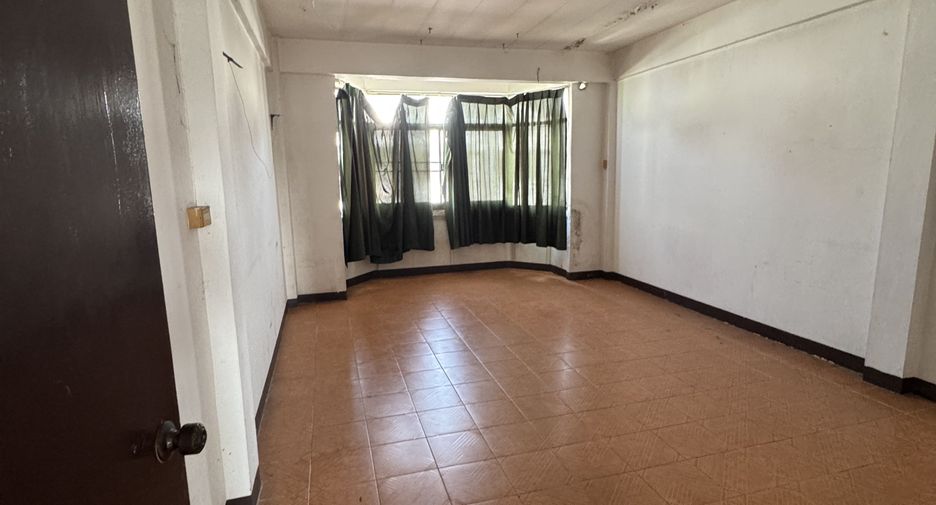 For rent 3 bedrooms townhouse in Lat Krabang, Bangkok