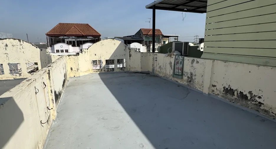 Аренда 3 спальни таунхаус в Лат Крабанг, Бангкок