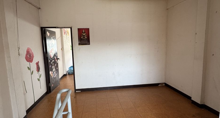 For rent 3 bedrooms townhouse in Lat Krabang, Bangkok