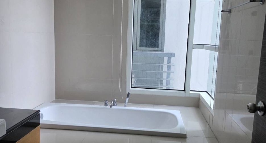 For rent 3 bedrooms condo in Khlong Toei, Bangkok