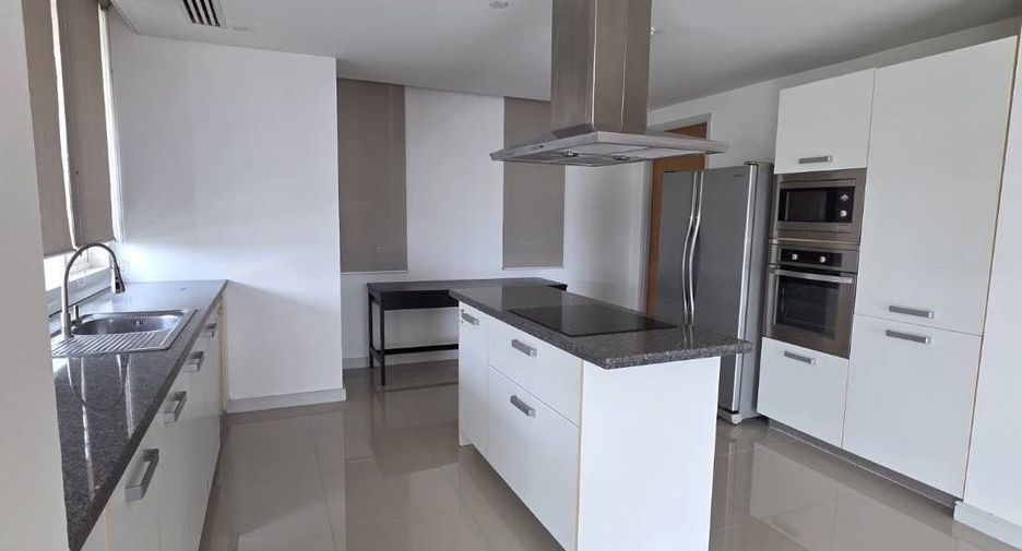 For rent 3 bedrooms condo in Khlong Toei, Bangkok