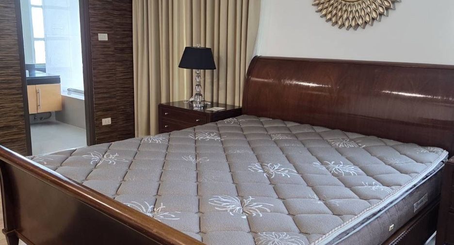 For rent 3 bedrooms condo in Khlong Toei, Bangkok