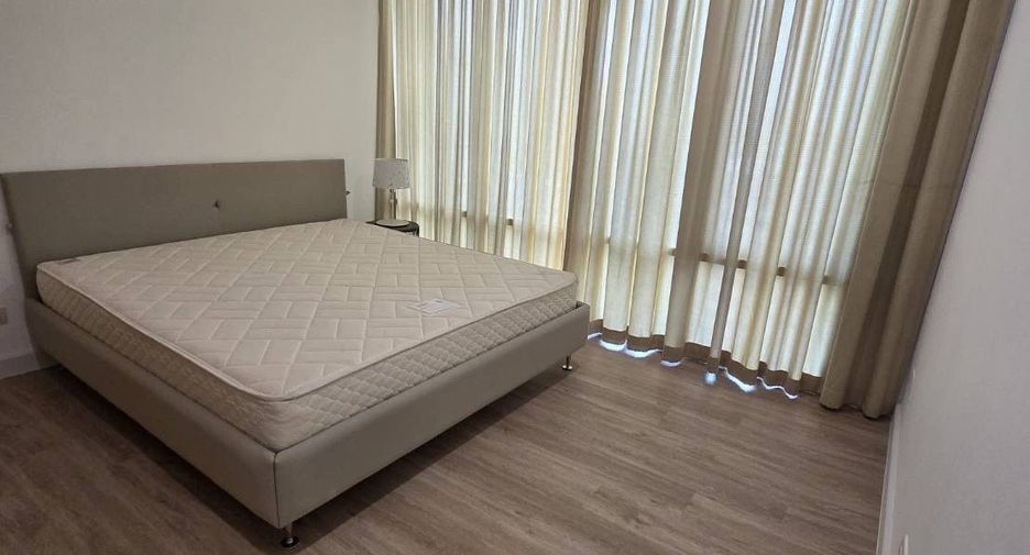 For rent 3 bedrooms condo in Khlong Toei, Bangkok