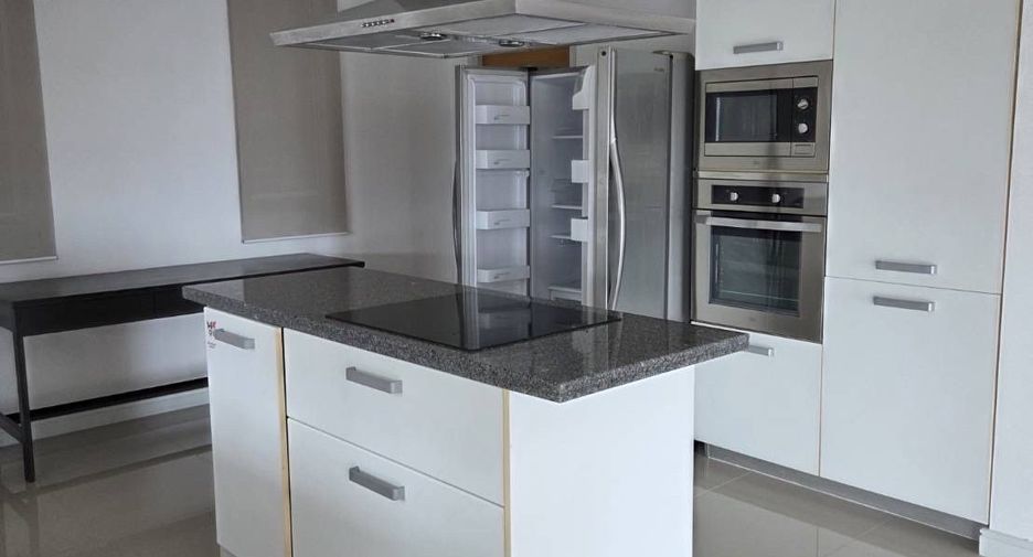 For rent 3 bedrooms condo in Khlong Toei, Bangkok