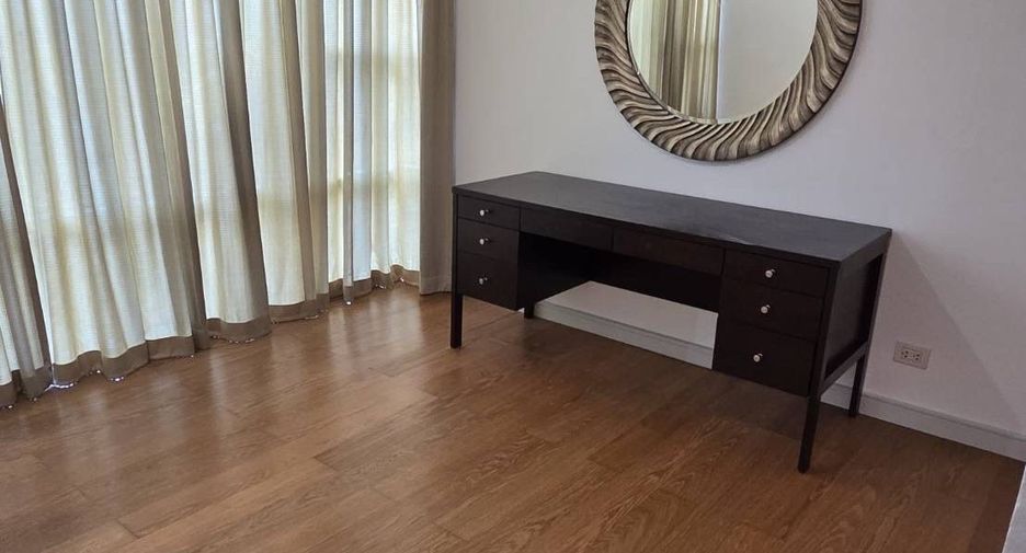 For rent 3 bedrooms condo in Khlong Toei, Bangkok