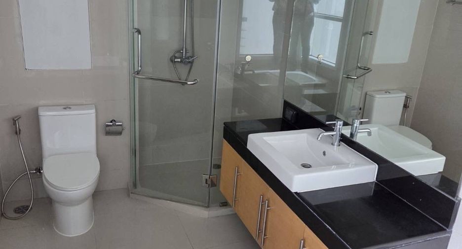 For rent 3 bedrooms condo in Khlong Toei, Bangkok