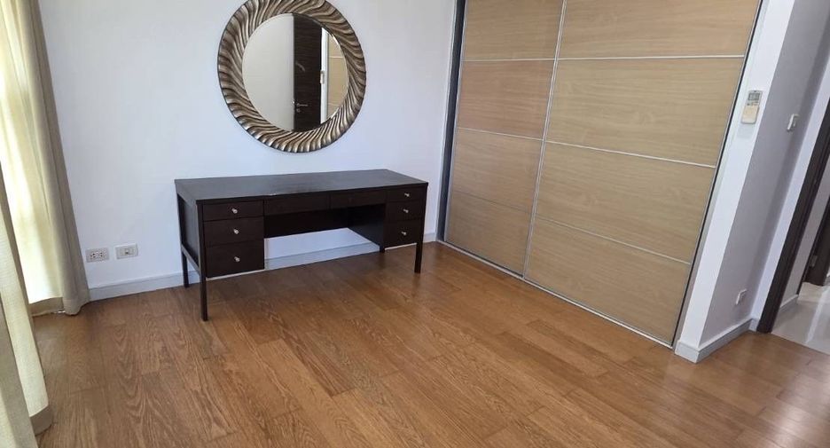 For rent 3 bedrooms condo in Khlong Toei, Bangkok