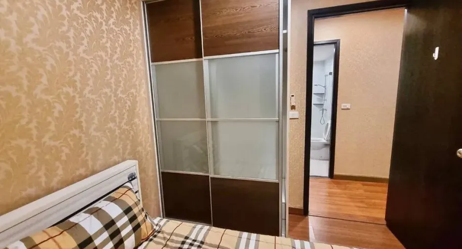 For rent 2 bedrooms condo in Huai Khwang, Bangkok