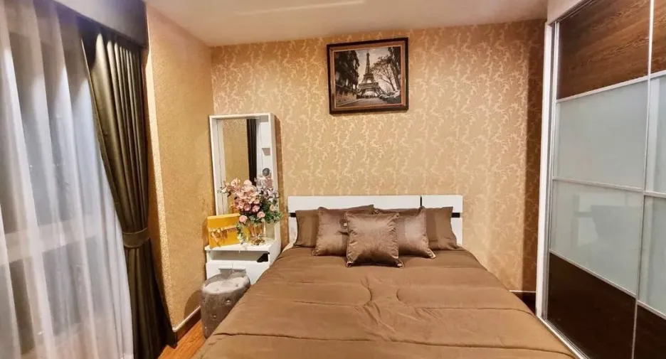For rent 2 bedrooms condo in Huai Khwang, Bangkok