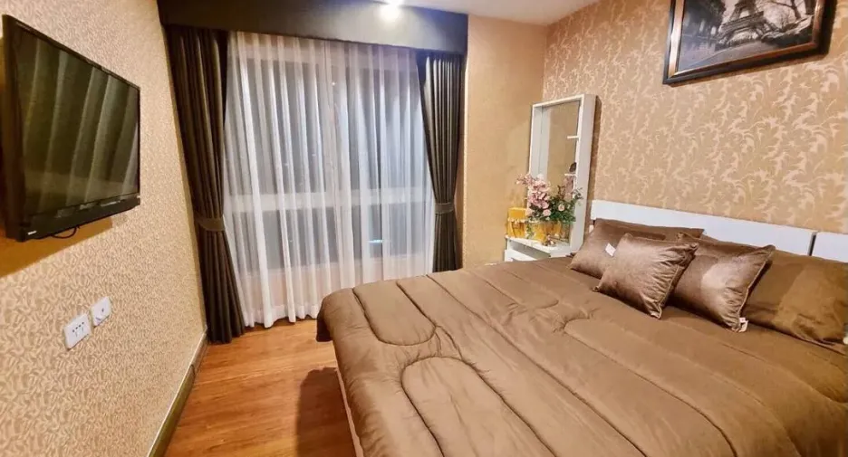 For rent 2 bedrooms condo in Huai Khwang, Bangkok